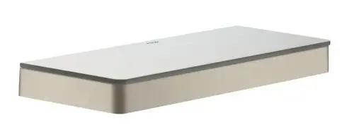Ablagefläche mit einer glatten weißen Oberfläche und gebürstetem Nickelrand, designed von AXOR. Sie ist rechteckig und hat eine minimalistischen Bauweise.